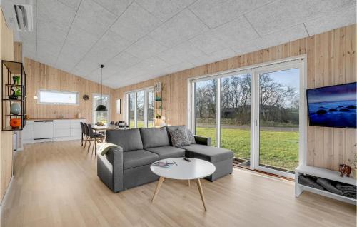 Hjarbæk House | Beautiful Home In Løgstrup With Kitchen