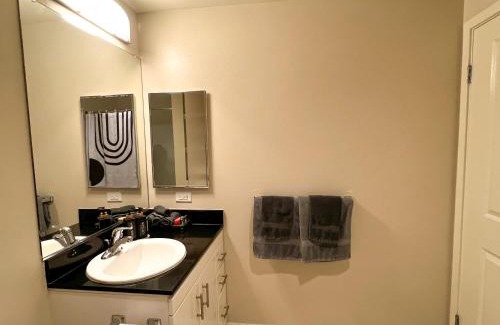 Mid-Wilshire Apartment | Beautiful Home in LA - Parking 10 Min To Cedars