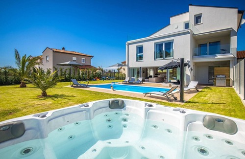 Rosini House | Beautiful home in Mihatovici with sauna