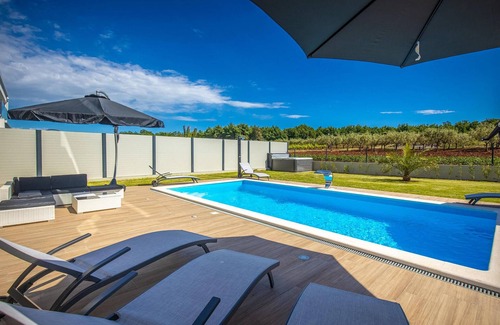 Rosini House | Beautiful home in Mihatovici with sauna