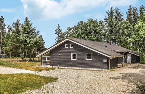 Mosevra House | Beautiful home in Oksbøl with kitchen
