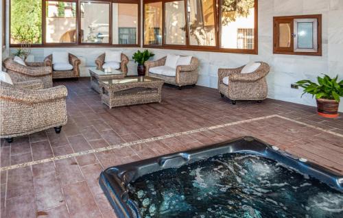 Otura House | Beautiful Home In Otura With Kitchen