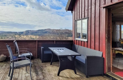 Sveio House | Beautiful home in Sveio with kitchen