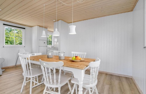 Vinderup House | Beautiful home in Vinderup with kitchen