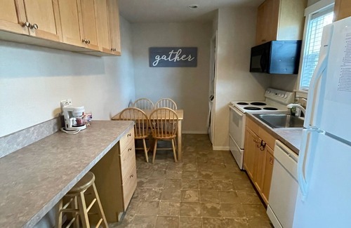 Stratford House | Beautiful Home located on Moses lake! Sleeps 12, fully gated and ready to enjoy!