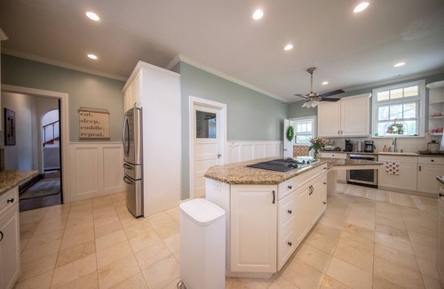 New London House | Beautiful home near Ocean Beach Park.