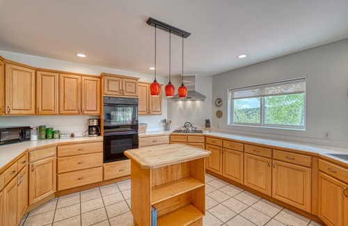 Nathrop House | Beautiful Home with Breathtaking Views!