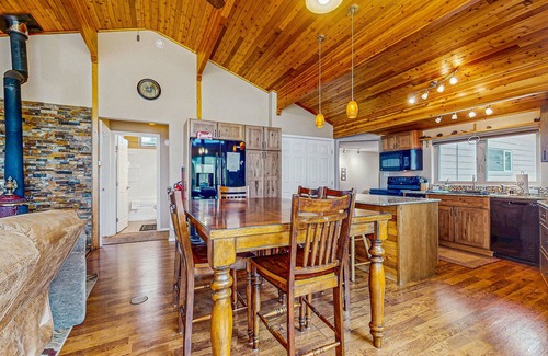 Cimarron House | Beautiful Home with WiFi, Wood Stoves, Private Washer/Dryer, and Mountain Views
