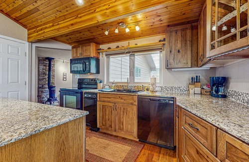 Cimarron House | Beautiful Home with WiFi, Wood Stoves, Private Washer/Dryer, and Mountain Views