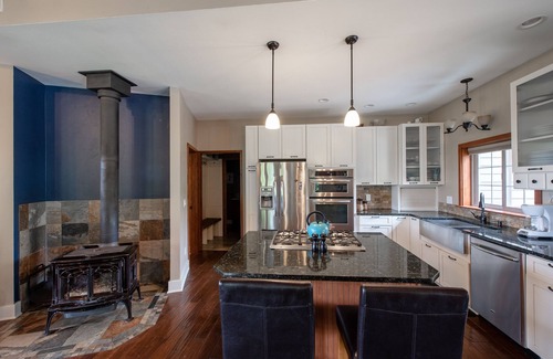 White Salmon House | Beautiful house and private apartment, hot tub & sauna, 6 miles from Hood River!