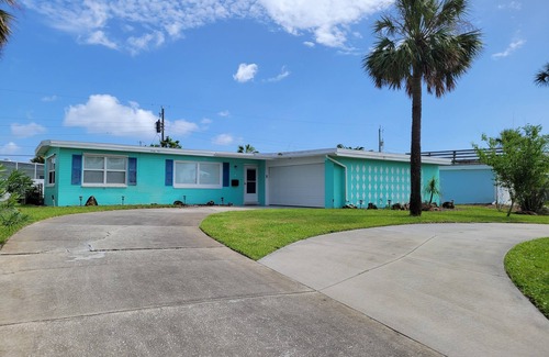 Ortona Park House | Beautiful house just steps from the beach, and local to everything!