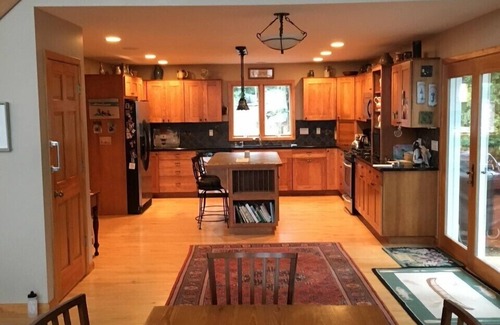 Frankfort House | Beautiful House on Crystal Lake- Summer Beachfront/Ski Crystal Mountain