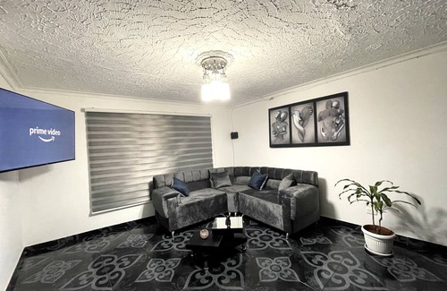 La Castellana House | Beautiful House with Jacuzzi in Medellin