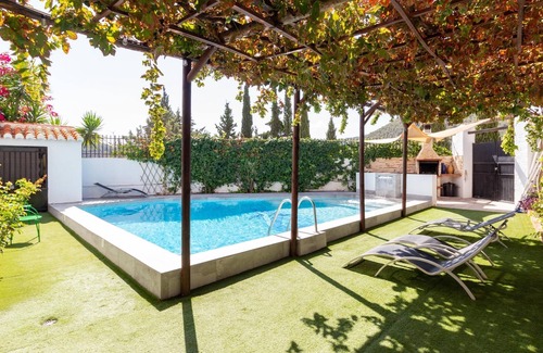 Conchar Villa | Beautiful house with pool, patio and barbecue.
