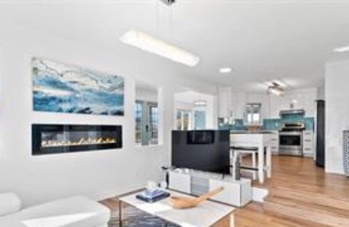 South Central Villa | Beautiful Lake Front house, Private Dock, Central Location, Back yard, Hot tub