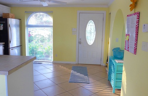 Hot Springs House | Beautiful Lake Hamilton Cottage with Deck extending over the lake