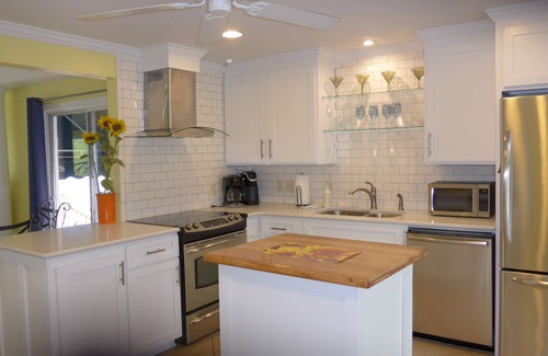 Hot Springs House | Beautiful Lake Hamilton Cottage with Deck extending over the lake