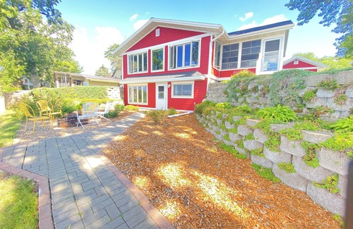 Alexandria House | Beautiful lake home on one of the cleanest & clearest lakes with great fishing.