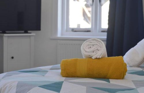 Frinton-on-Sea Apartment | Beautiful large 3-bed coastal flat with parking.