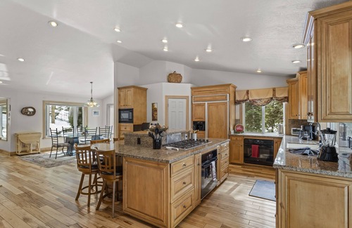 Round Hill Village House | Beautiful Large 6 bedroom Lake Tahoe retreat with large entertainment areas