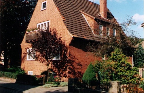 Warnemuende Apartment | Beautiful large, bright apartment in a quiet, green location close to the beach.