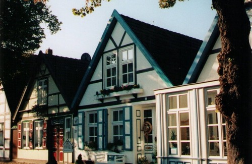 Warnemuende Apartment | Beautiful large, bright apartment in a quiet, green location close to the beach.