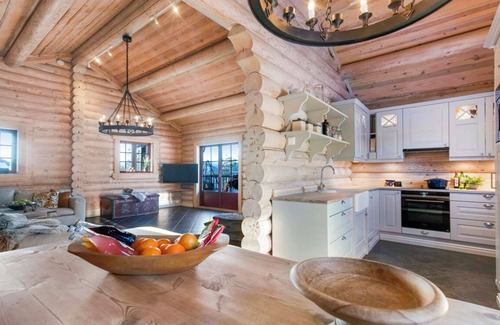 Treungen Cottage | Beautiful log cabin, 4 bedrooms with sleeping space for 12, free wifi and sauna