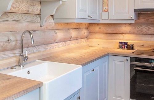 Treungen Cottage | Beautiful log cabin, 4 bedrooms with sleeping space for 12, free wifi and sauna