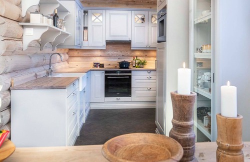 Treungen Cottage | Beautiful log cabin, 4 bedrooms with sleeping space for 12, free wifi and sauna