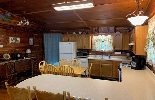 Norfork Cabin | Beautiful Log Cabin. Sleeps 2-8. Reds Landing boat ramp .5 mi away. A+ fishing.