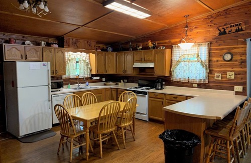 Norfork Cabin | Beautiful Log Cabin. Sleeps 2-8. Reds Landing boat ramp .5 mi away. A+ fishing.