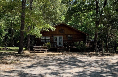 Norfork Cabin | Beautiful Log Cabin. Sleeps 2-8. Reds Landing boat ramp .5 mi away. A+ fishing.