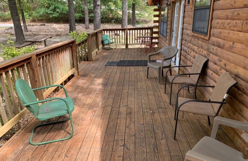 Norfork Cabin | Beautiful Log Cabin. Sleeps 2-8. Reds Landing boat ramp .5 mi away. A+ fishing.