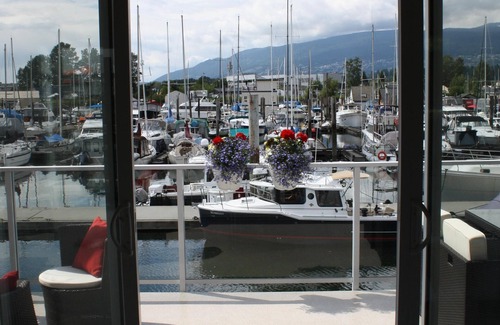 Lower Lonsdale Boat Rental | Beautiful, Luxurious, Romantic & Oceanfront Blue Wolf Float Home