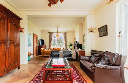 Bilzen Villa | Beautiful mansion with swimming pool and jacuzzi