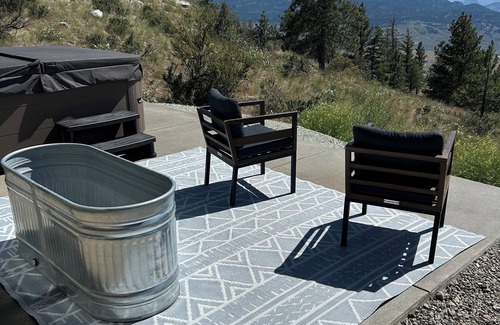 Okanagan-Similkameen Cabin | Beautiful modern cabin on 3 acres on Anarchist Mtn Quiet, private w lake view