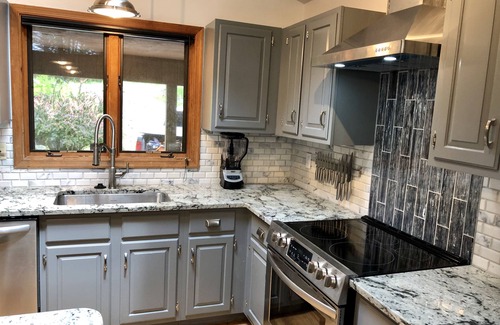 Bushkill Cabin | Beautiful Modern Cabin! Streamside,WiFi,6 TVs,Linens/towels,A/C, FirePit