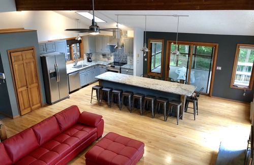 Bushkill Cabin | Beautiful Modern Cabin! Streamside,WiFi,6 TVs,Linens/towels,A/C, FirePit