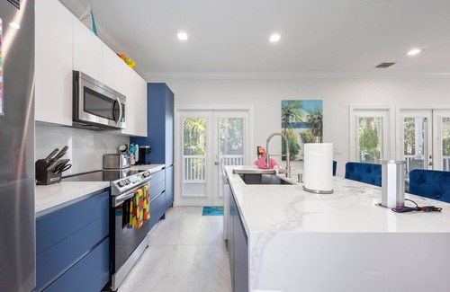 Marathon House | ★Beautiful Modern gated Vacation Oasis★ Private pool & patio close to activities