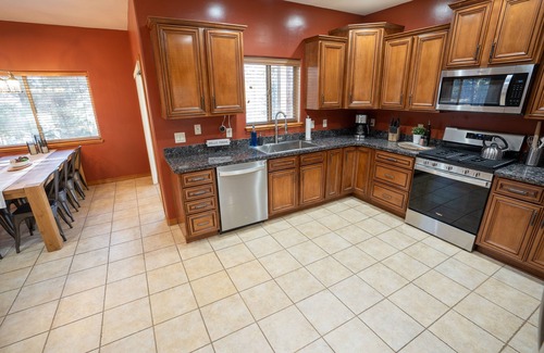 Flagstaff House | Beautiful Modern Home under the Ponderosa Pines - AC - Hot Tub - Fast Wifi