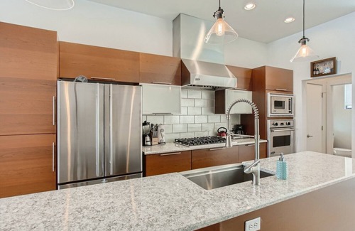 Ballpark House | Beautiful, Modern Pet-Friendly Downtown Executive Rental
