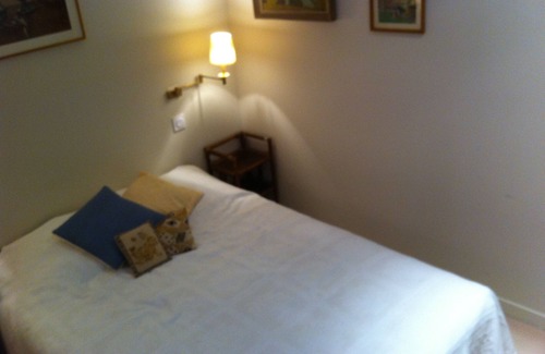 Montparnasse House | Beautiful Montparnasse-Raspail room in freestone building in Paris