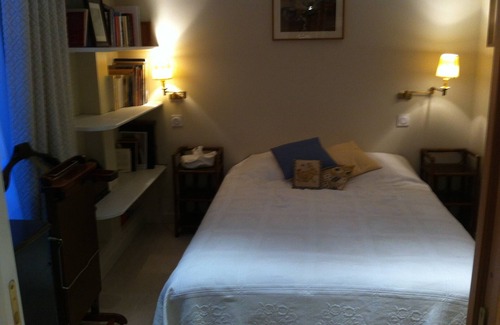 Montparnasse House | Beautiful Montparnasse-Raspail room in freestone building in Paris