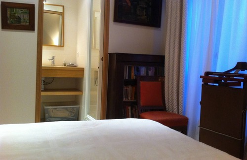 Montparnasse House | Beautiful Montparnasse-Raspail room in freestone building in Paris