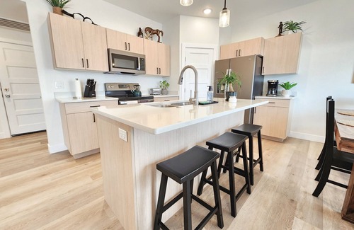 Kanab House | Beautiful New Kanab home with private hot tub!