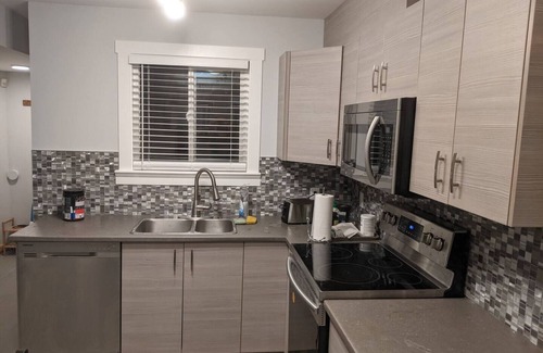 Port Coquitlam House | Beautiful New Renovated 1 Bedroom Suite w/laundrynn