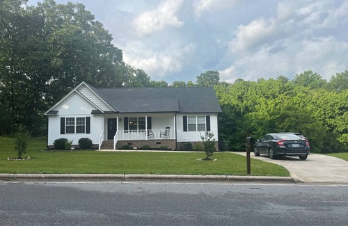 Jamestown House | Beautiful, Newer Jamestown 3 Bedroom House