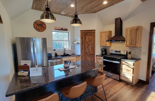 Piedmont Cabin | Beautiful Newly Constructed Cottage with Sauna & Views!