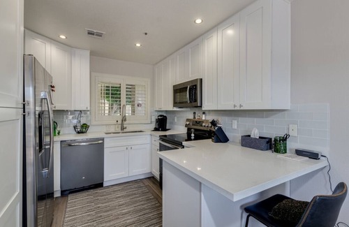 The Islands House | Beautiful, Newly Remodeled & Fully Furnished Townhouse on the Water!