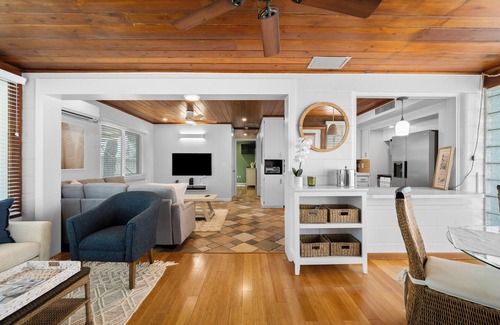 Laurel House | Beautiful Nokomis Beach Cottage. Walk to Beach w/Tranquil & Private Patio